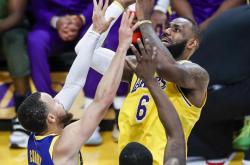 九游体育官方入口-勇士士气大振，战胜湖人终止连败