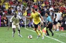 九游体育亚洲官网-紧张对决！球场上两队激烈拼搏