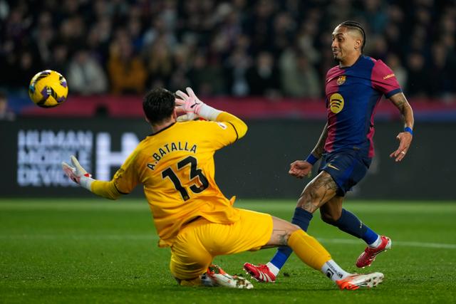 西甲联赛再掀白热对决，球员场上拼搏