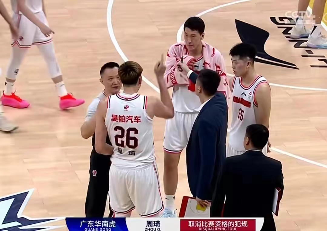 精彩犯规判罚,影响胜负大逆转 精彩犯规判罚,影响胜负大逆转