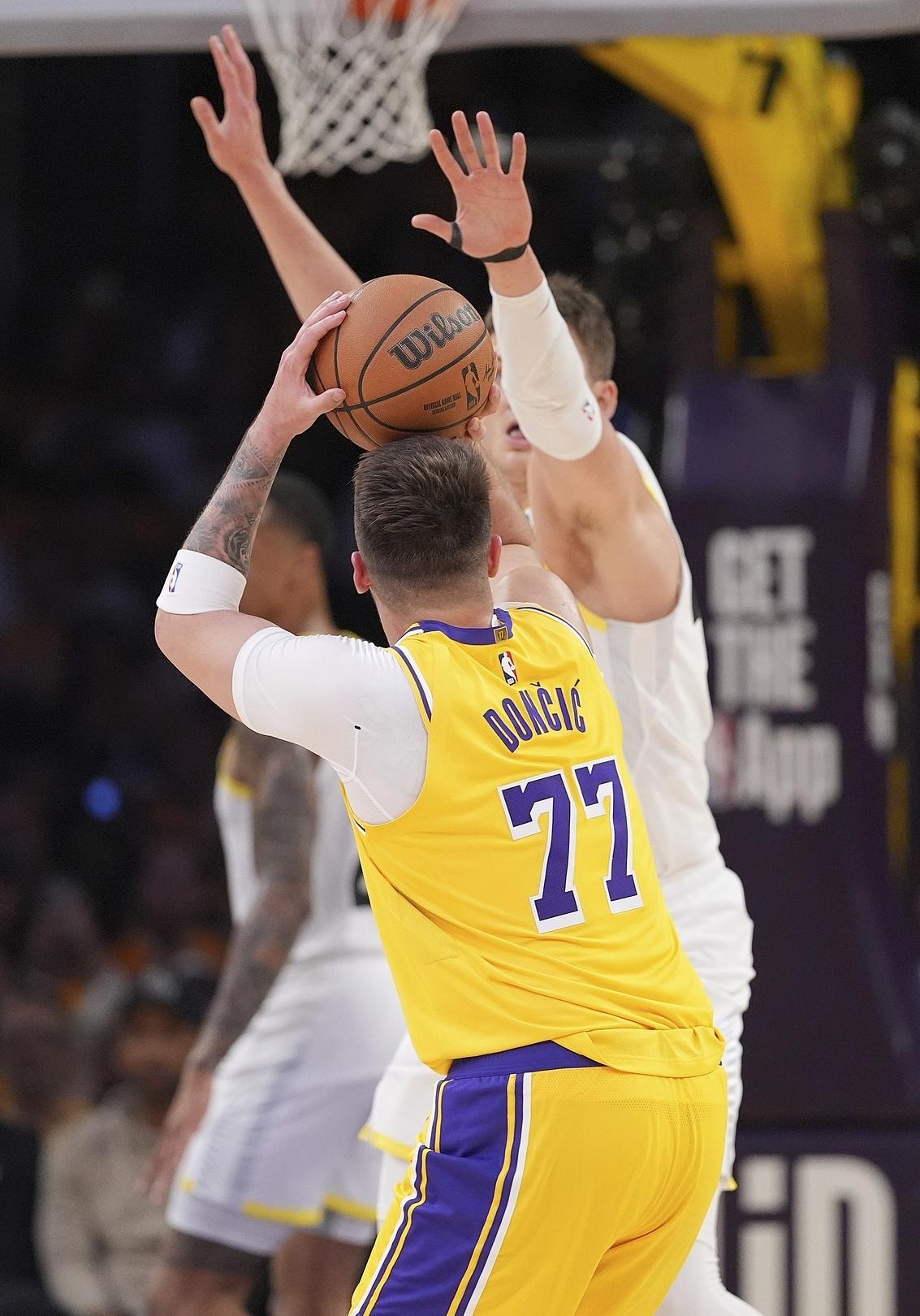 爵士队内线强势，击败对手力夺胜利的简单介绍