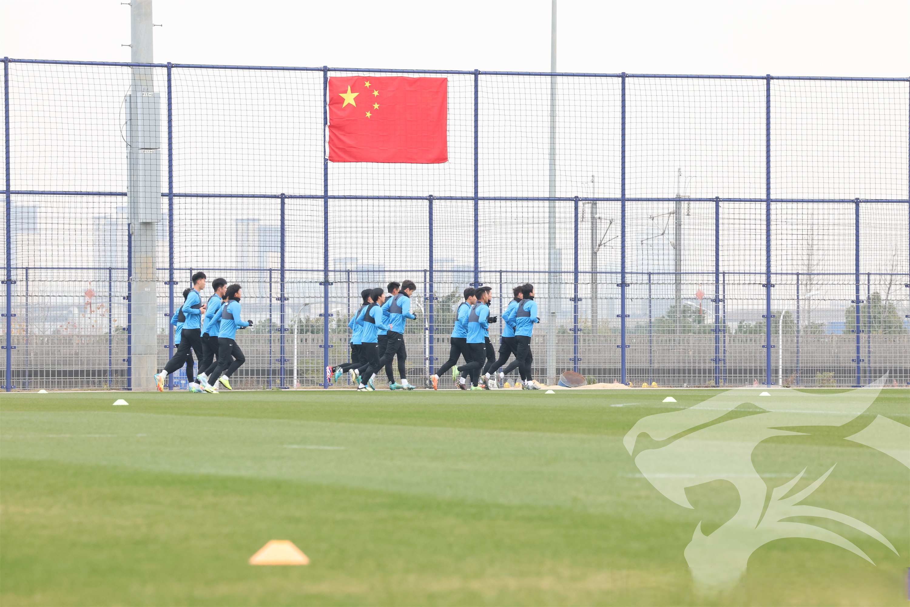 关于足球锦标争夺战，球队集结备战磨练的信息