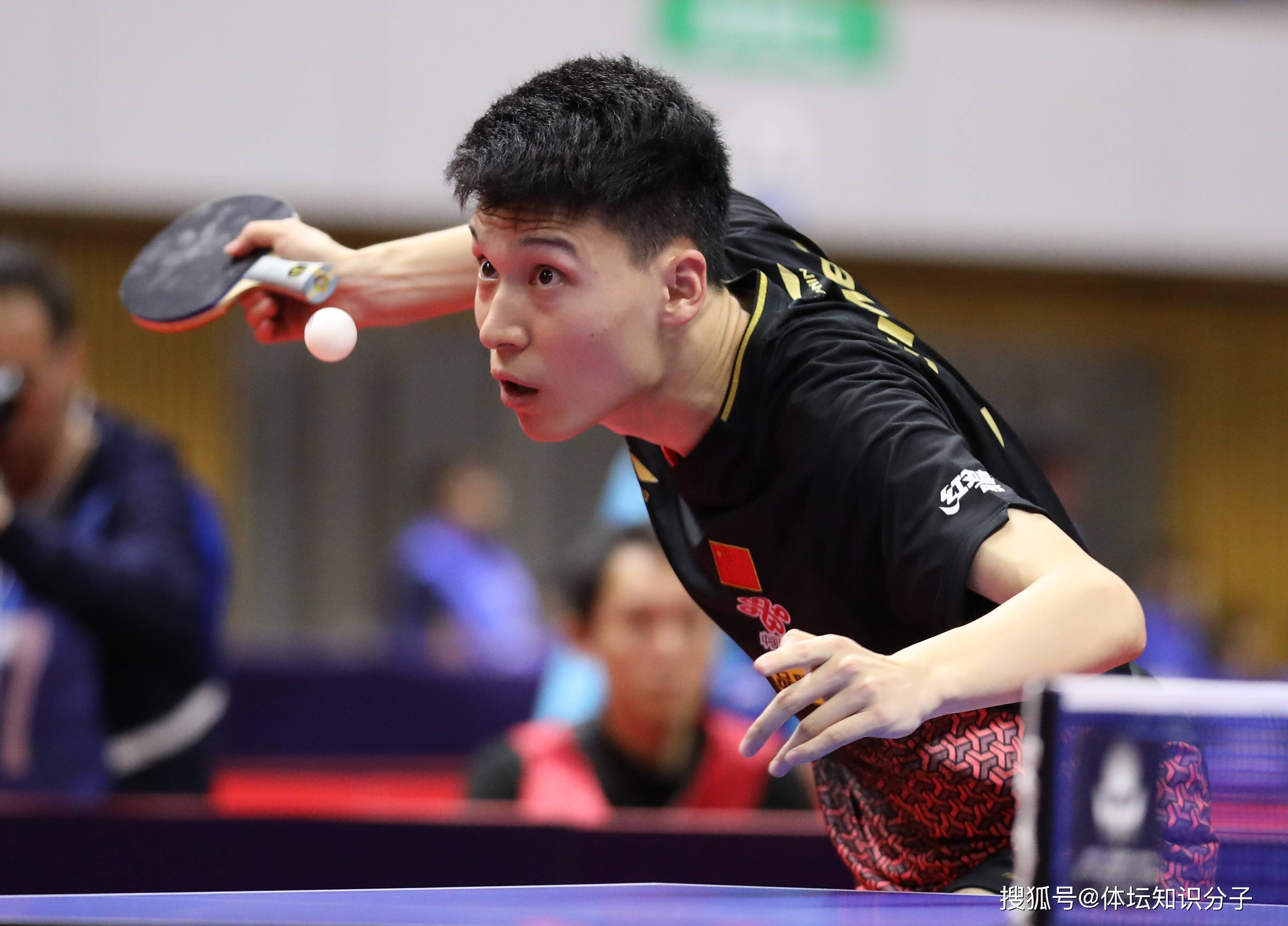 一位老将在比赛中表现出色，引发了许多热议