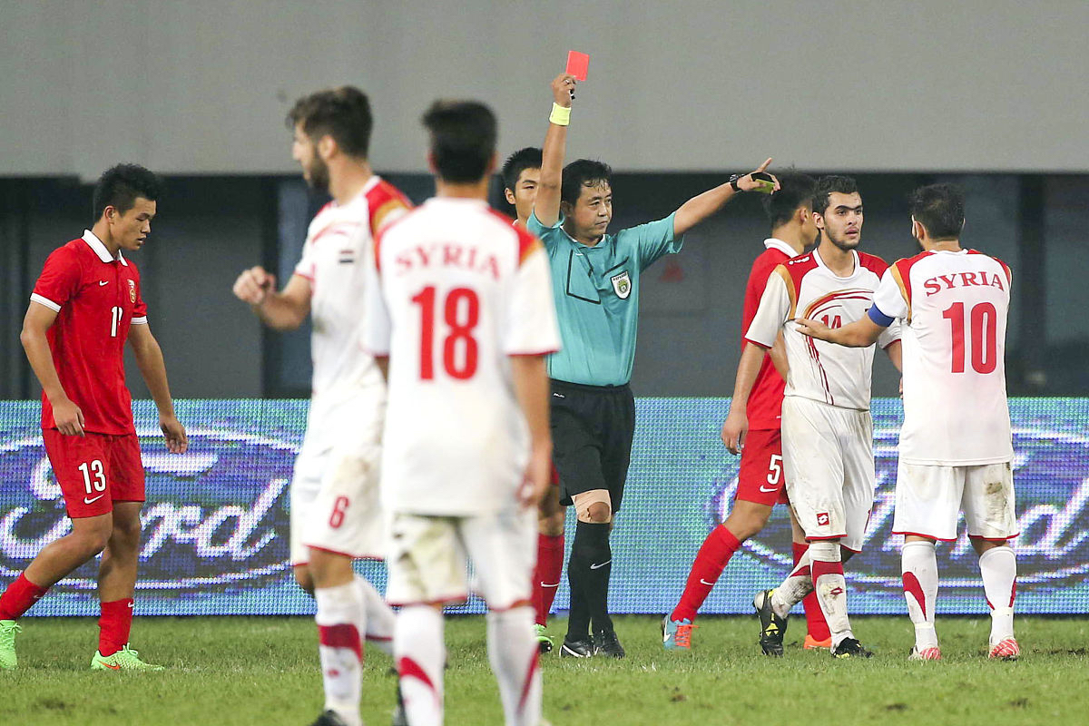 队伍们将在场上拼尽全力,争夺比赛的胜利 队伍们将在场上拼尽全力,争夺比赛的胜利