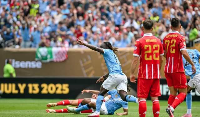 曼城逆转击败莱斯特城，豪取英超开门红