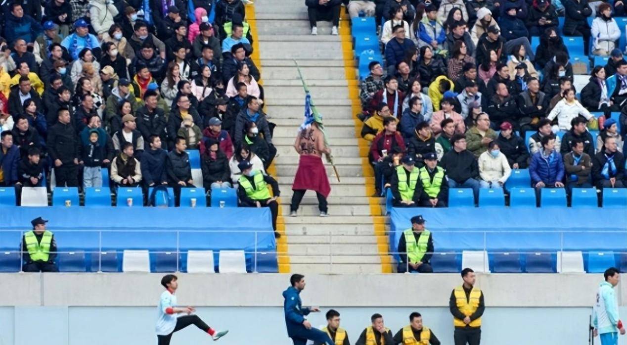 火爆的比赛让球迷们兴奋不已