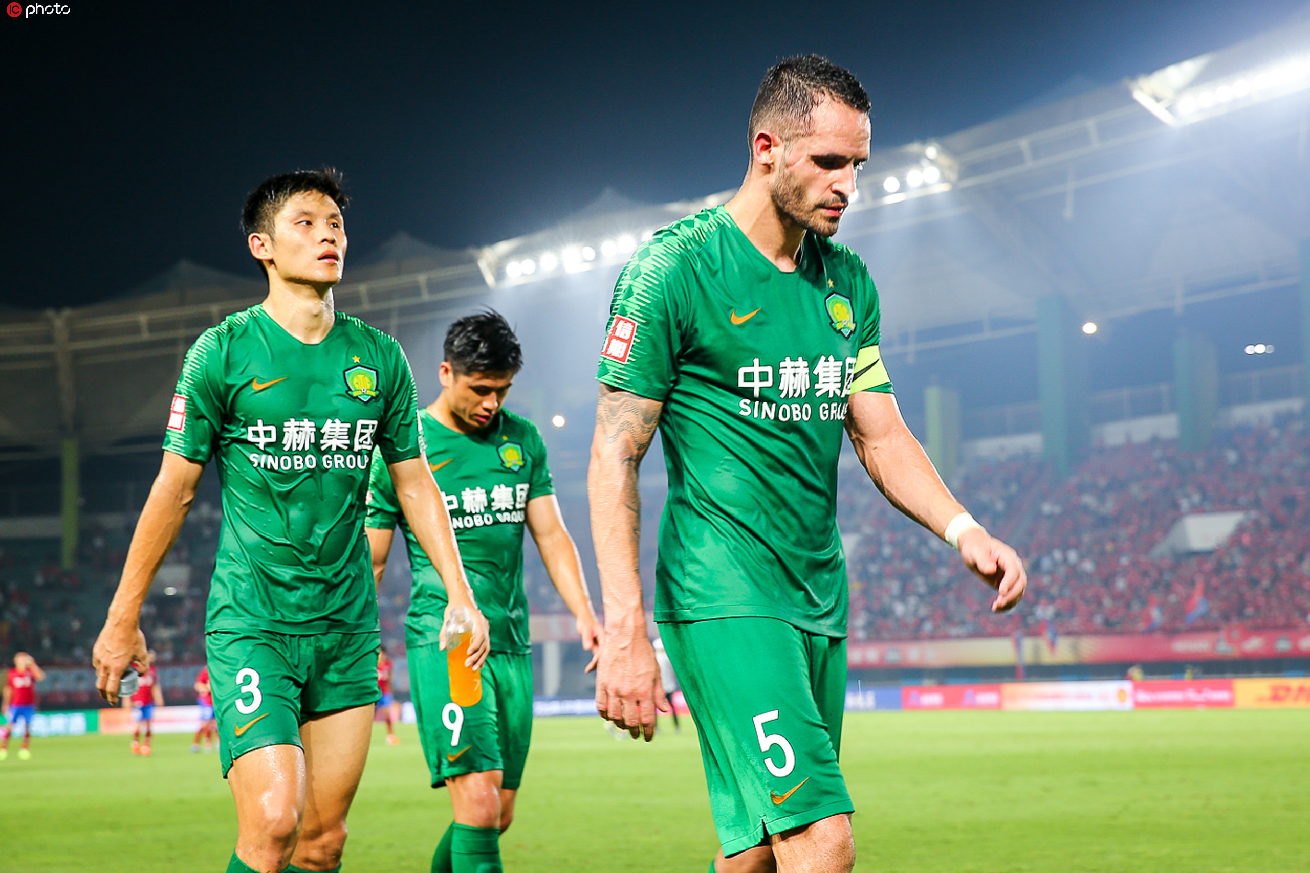 关于国安客场逼平富力，与恒大并列积分榜榜首的信息