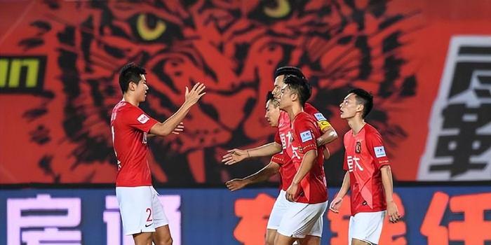 关于国安客场逼平富力，与恒大并列积分榜榜首的信息