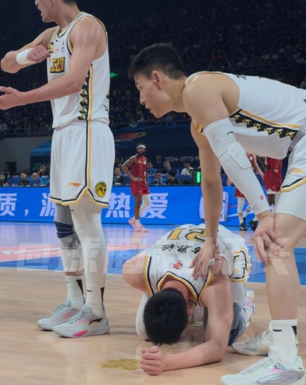 篮球比赛再现悬念逆转,球迷欢呼不已的简单介绍 篮球比赛再现悬念逆转,球迷欢呼不已的简单介绍