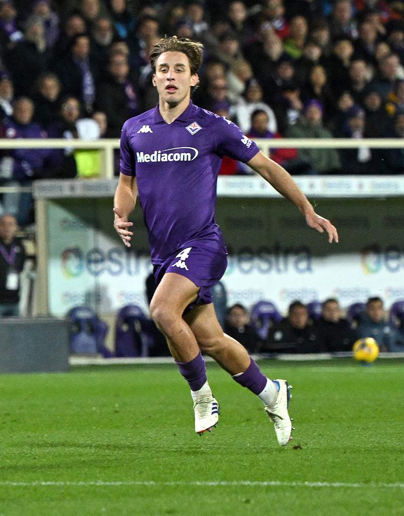 足球比赛精彩一刻回放，球员们表现抢眼