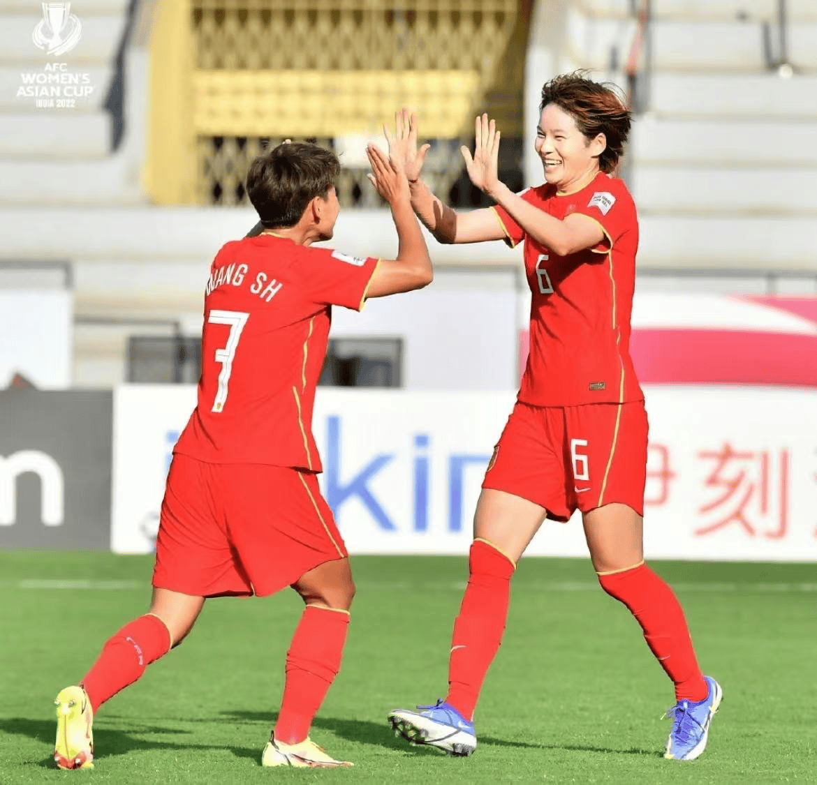 中国女足表现稳健，赢得国内外赞誉