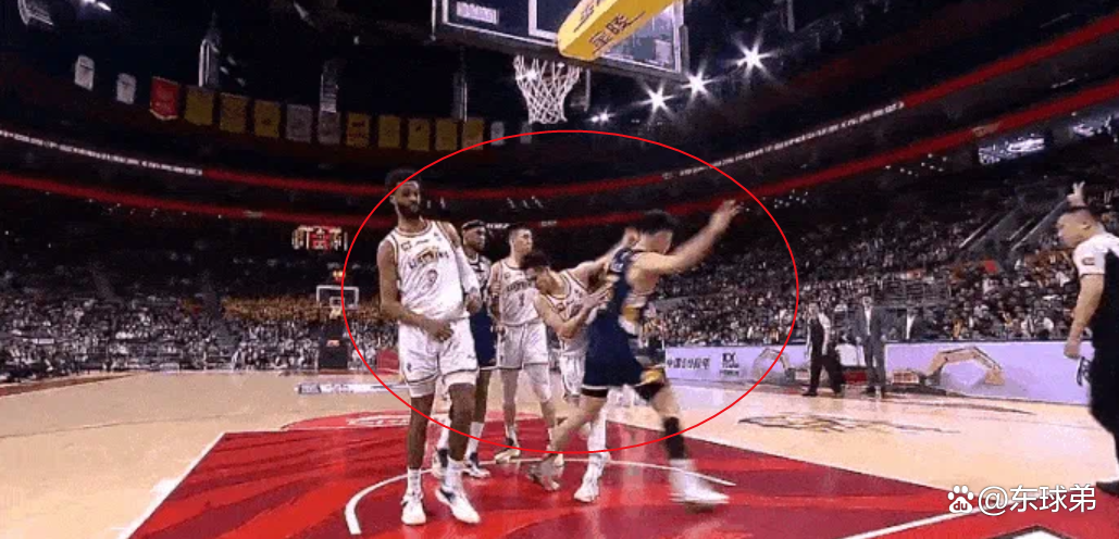 焦点比赛中发生激烈对抗，裁判难以处理