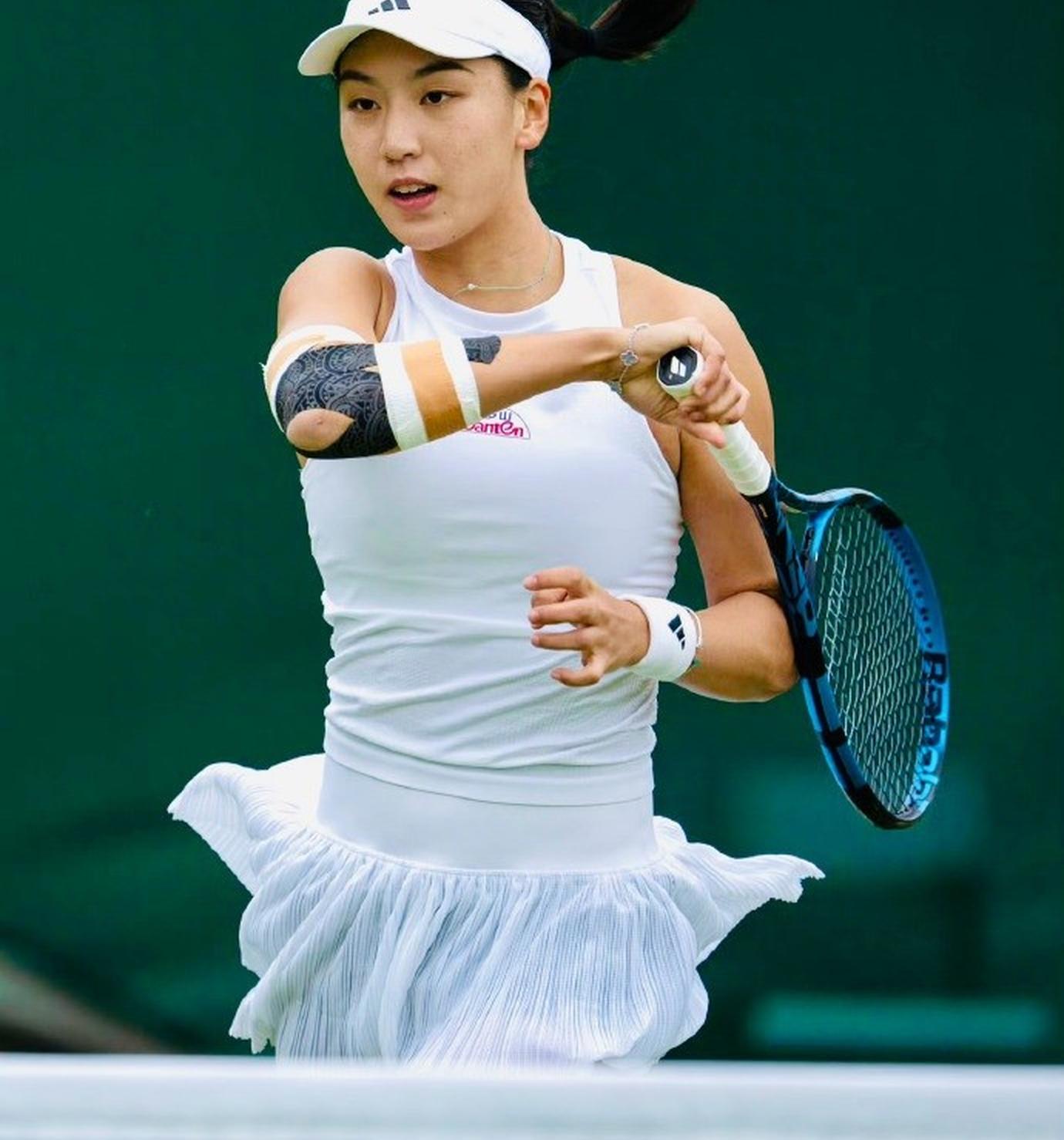 包含激烈角逐！优秀女球员展现斗志风采的词条