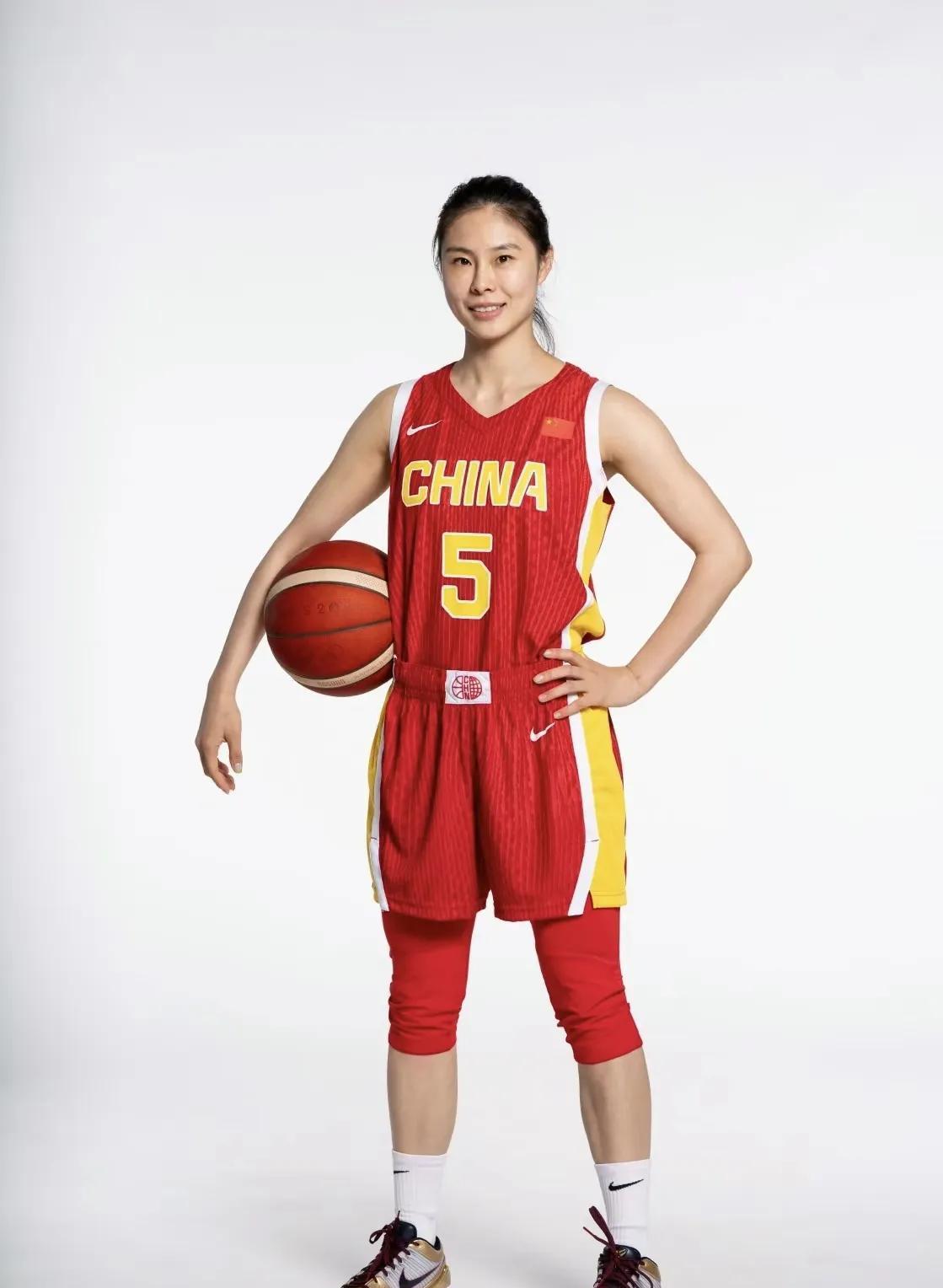 包含激烈角逐！优秀女球员展现斗志风采的词条