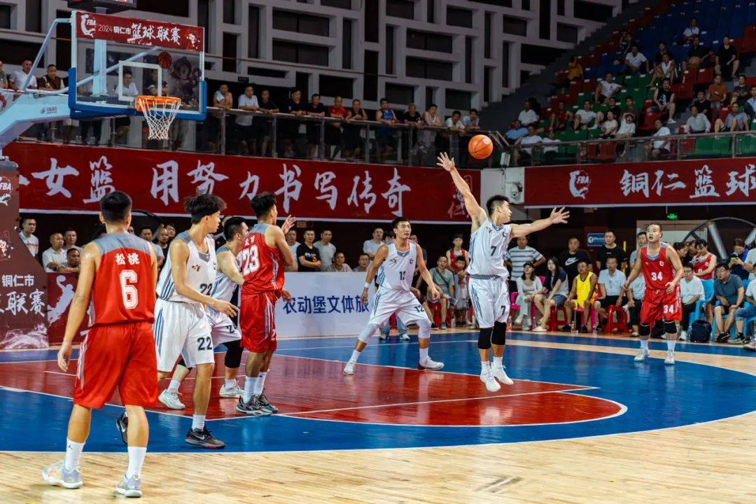 顶尖篮球联赛火热展开,球员拼搏拼光的简单介绍 顶尖篮球联赛火热展开,球员拼搏拼光的简单介绍