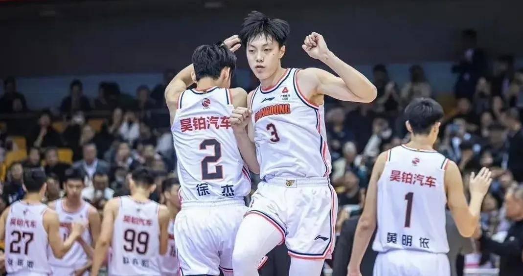 关于内线核心力挺球队，季后赛目标争先看涨的信息