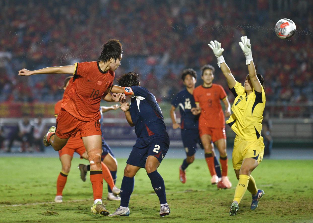 国际赛场风采，中国足球队获得冠军