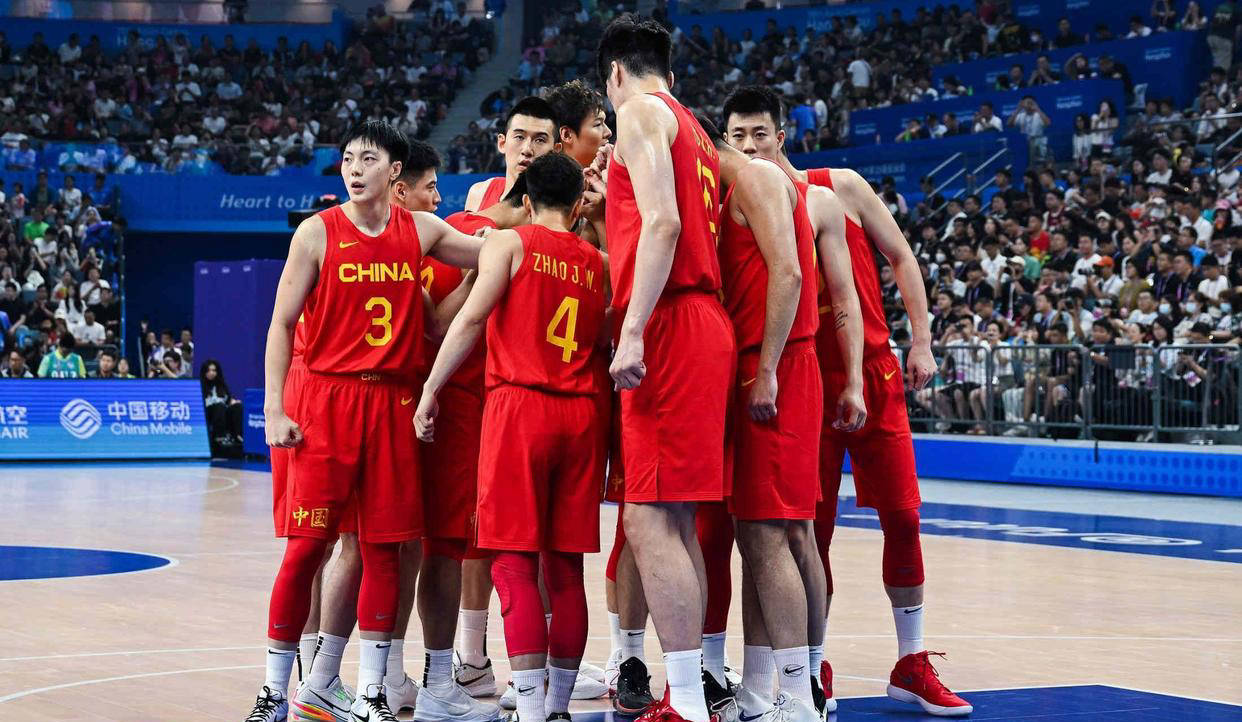 篮球赛场上球员彼此之间互相支持 篮球赛场上球员彼此之间互相支持