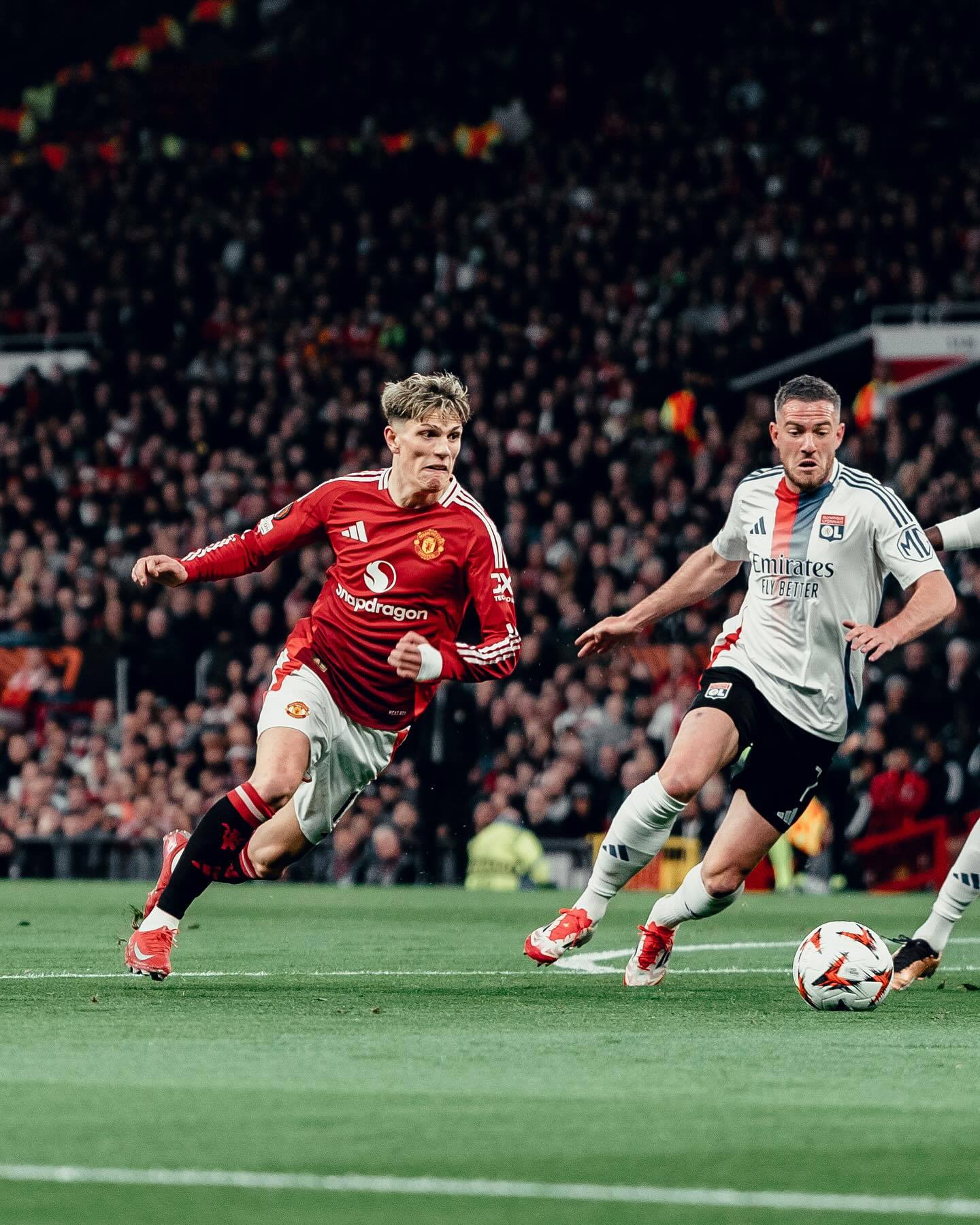 曼联主场大胜诺里奇，豪取三分