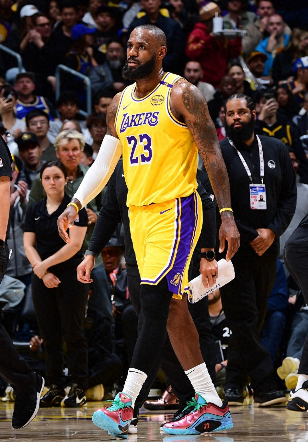 关于火箭无伤在身，湖人客场轻取胜利的信息