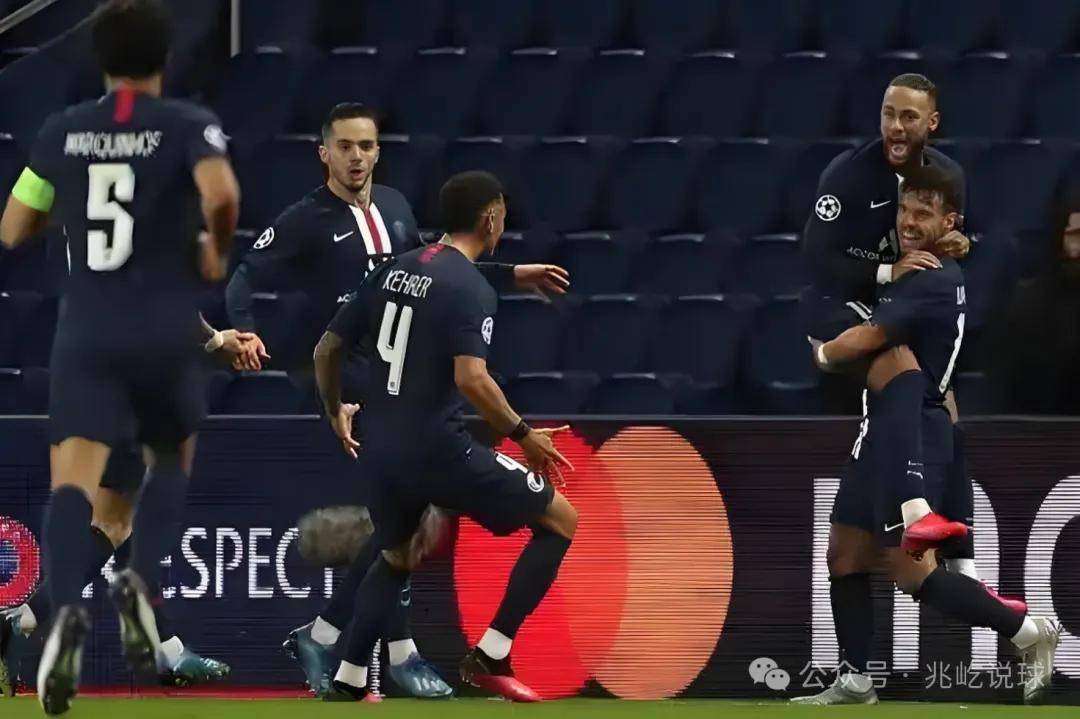 包含阿贾克斯客场不敌法甲劲旅巴黎圣日耳曼，遭遇失利的词条