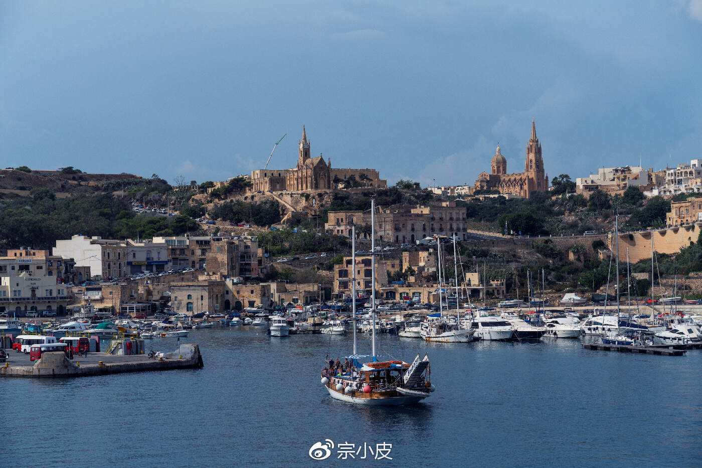 马耳他女子摔跤选手豪取胜利 马耳他女子摔跤选手豪取胜利